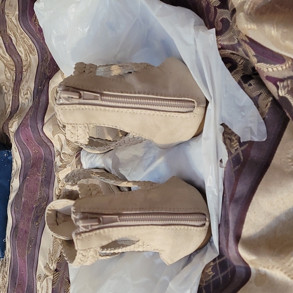 Cream/tan/beige women's sandals size 6 - Picture 3 of 7